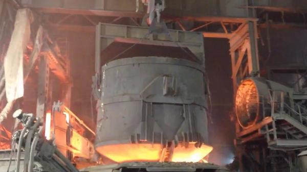 钢铁工人在炼钢时，穿了一种不怕烧，不怕钢水，火星的衣服请问它是什么材质做成的？
