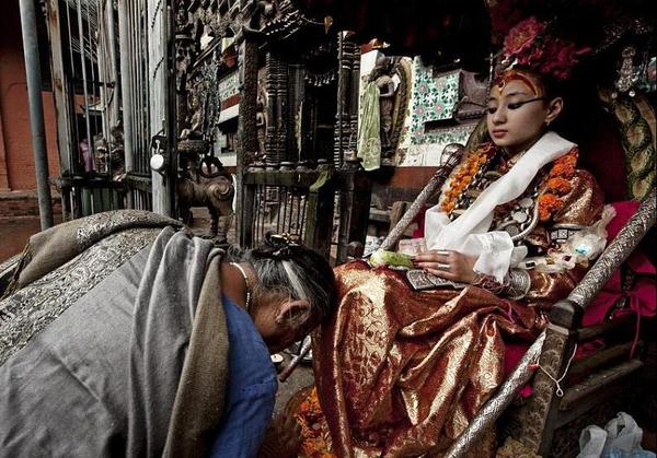 揭秘尼泊尔少女活佛：脚不能沾地的女神