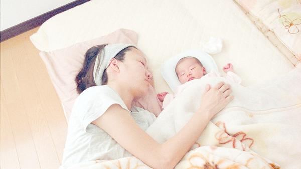 哺乳期喂奶玩手机好吗,喂奶玩手机对宝宝有影响吗