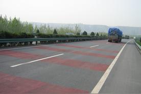 公路彩色防滑路面设置规范（公路白色减速带用什么材料做）