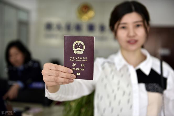 2021护照到期了如何换护照？