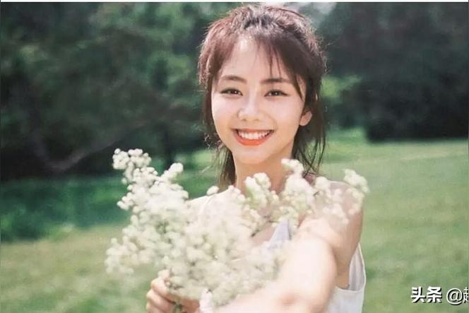 简单解释bloom和blossom作动词开放用的区别？