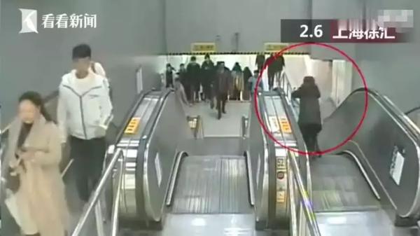 上海地铁扶梯发生意外多人受伤 婴儿车为罪魁祸首