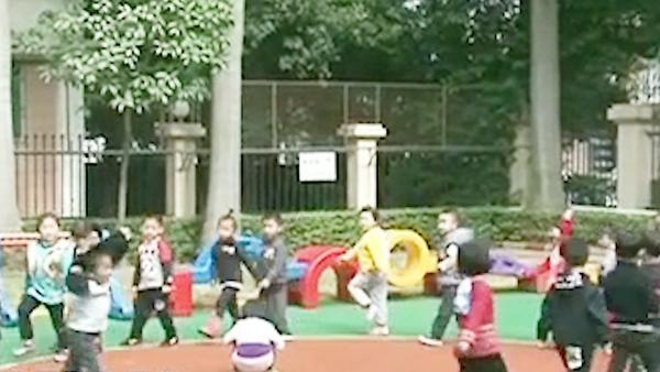 幼儿园光膀打球：幼儿园男童女童光膀打球，院方回应在做日光浴