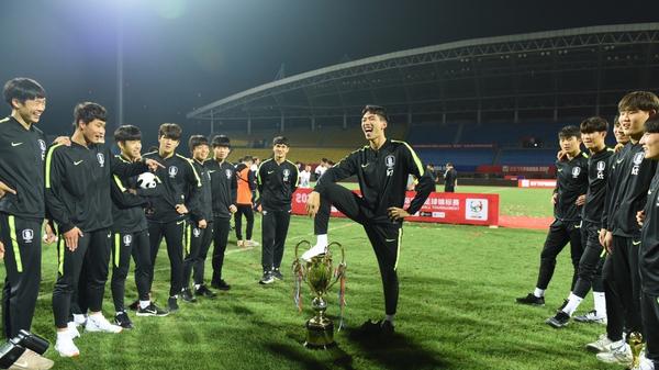 韩国足协将处罚踩奖杯球员：韩国足协已启动对于涉事球员的处罚流程
