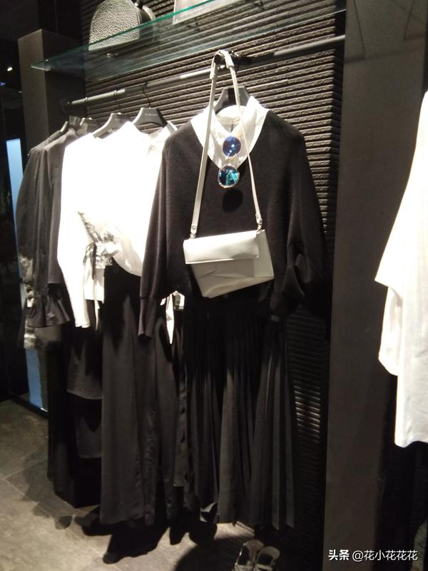 关晓彤代言的一个黑白品牌(关晓彤代言的一个黑白品牌衣服)