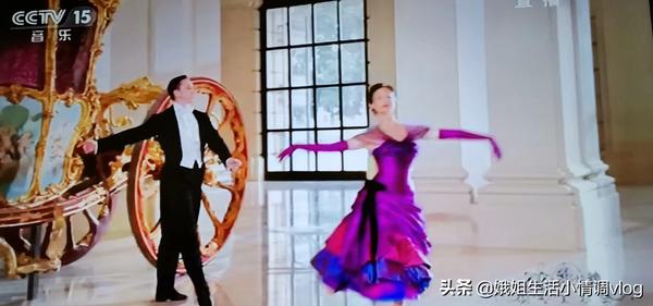 手机上的图片怎么传到电视上（手机上的图片怎么传到电视上看）