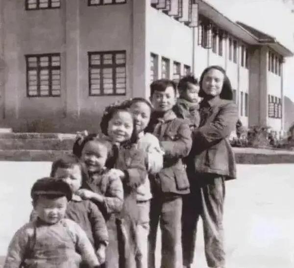 孟晚舟全家照(孟晚舟家人合照)