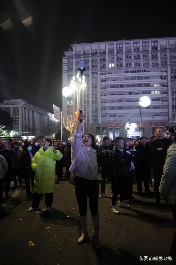 晚会会场布置效果图（晚会会场布置效果图片）