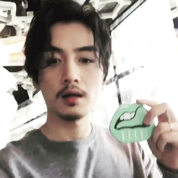 陈晓颓废黑白光影（陈晓晒帅气颓废自拍对比）