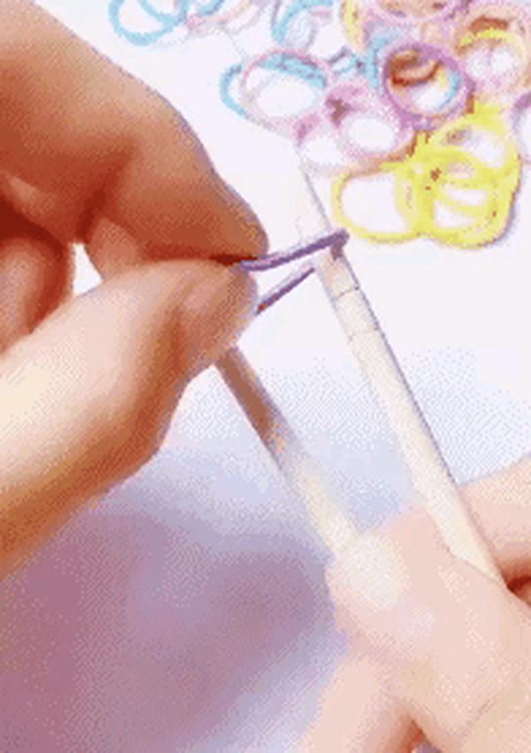 怎么用皮筋做手链(怎么用皮筋做手链学生)_1
