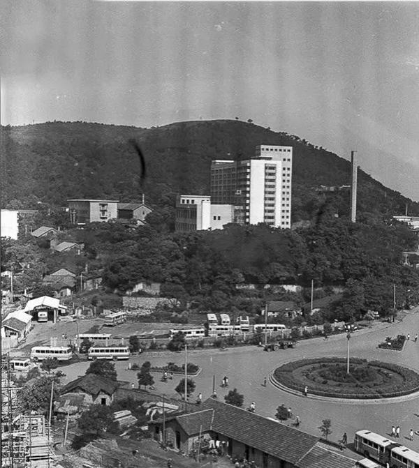 火车站旁边的红泥屋(火车站旁边的红泥屋1080p下载)