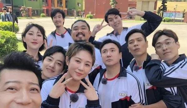 沈腾摔落舞台(沈腾摔落舞台视频)