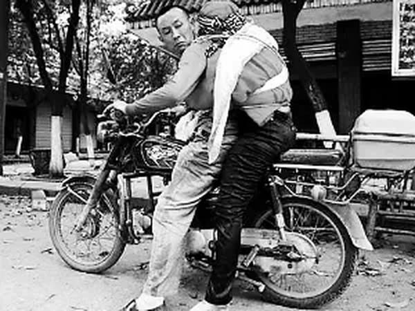 地震死尸处理照(地震死尸图片)