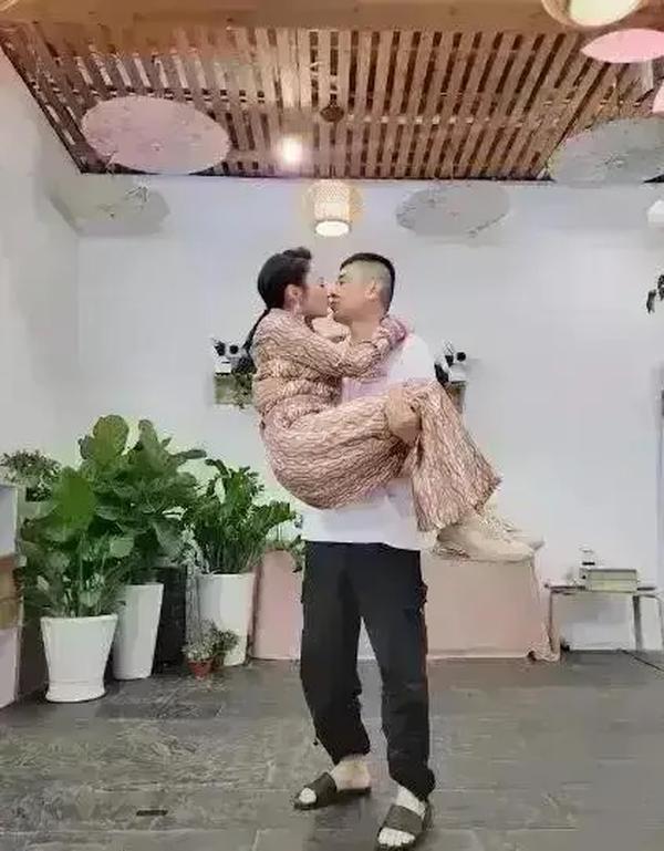 隔着屏幕亲亲(异地恋怎么隔着屏幕亲亲)