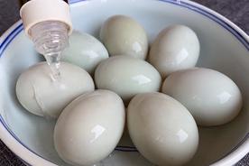 白酒泡鸭蛋有什么功效和作用（白酒泡鸭蛋方法）