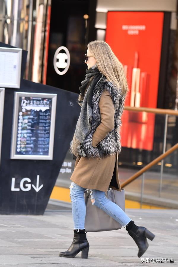 破洞牛仔裤配什么鞋子(破洞牛仔裤配什么鞋子好看男)