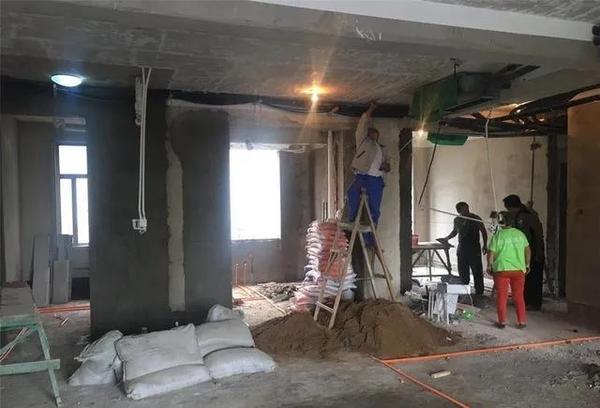 抖音一个小伙子改造老房子叫大（抖音上两个男的改造老家房子）