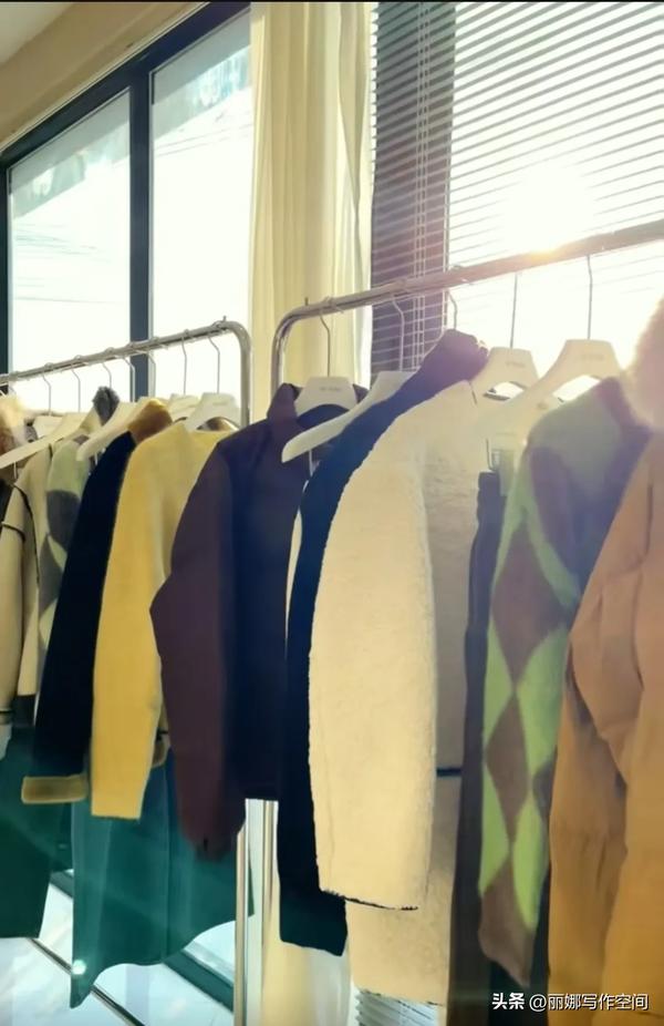 与酒红色搭配的颜色(酒红和什么颜色搭配)