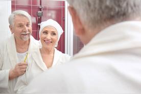 老年人应该怎样洗头才更健康一些（中老年人洗头的五大注意事项）