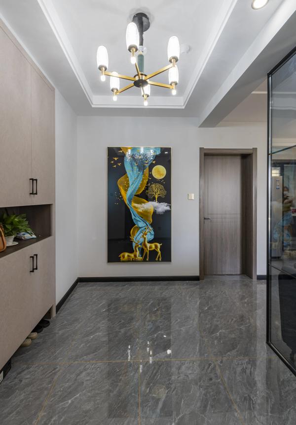 正对入门玄关挂什么画好(正对入门玄关挂什么画好西户)