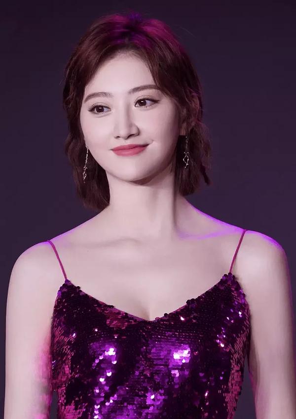 颧骨宽16厘米是大脸吗(大脸颧骨宽适合发型)