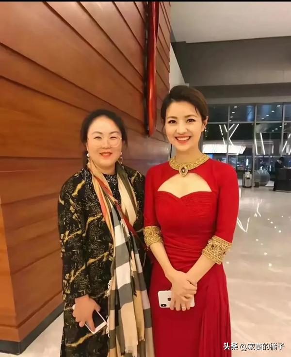 主持人妆容造型图片(主持人妆容造型图片男)