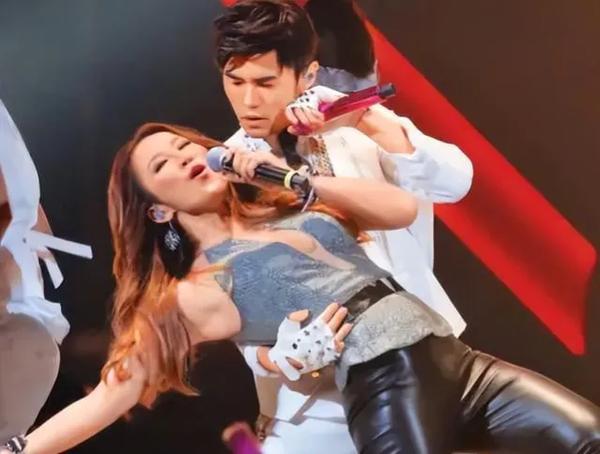 历史上第一场演唱会(历史场面最大的演唱会)