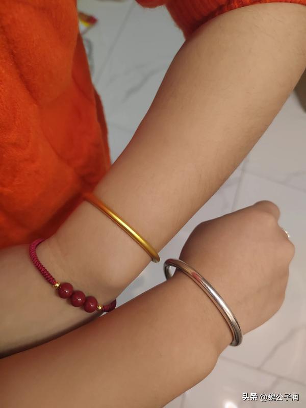 一只黄金手镯大概多少钱（一个黄金手镯大概多少钱-）