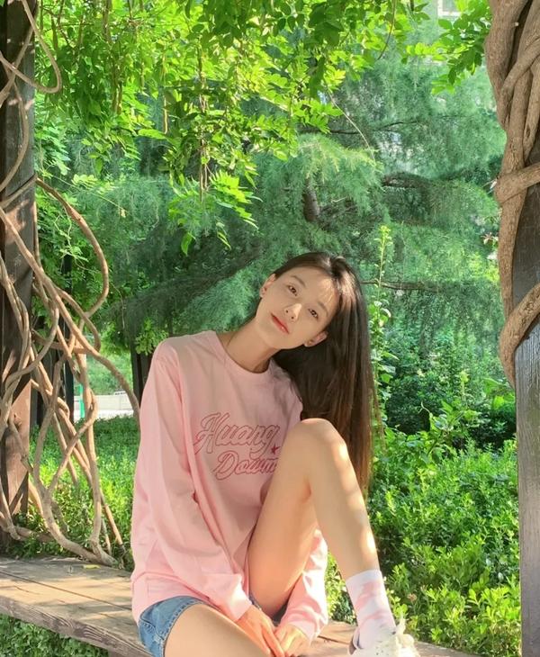 粉色上衣下身配什么裤子(粉色裤配什么颜色上衣)