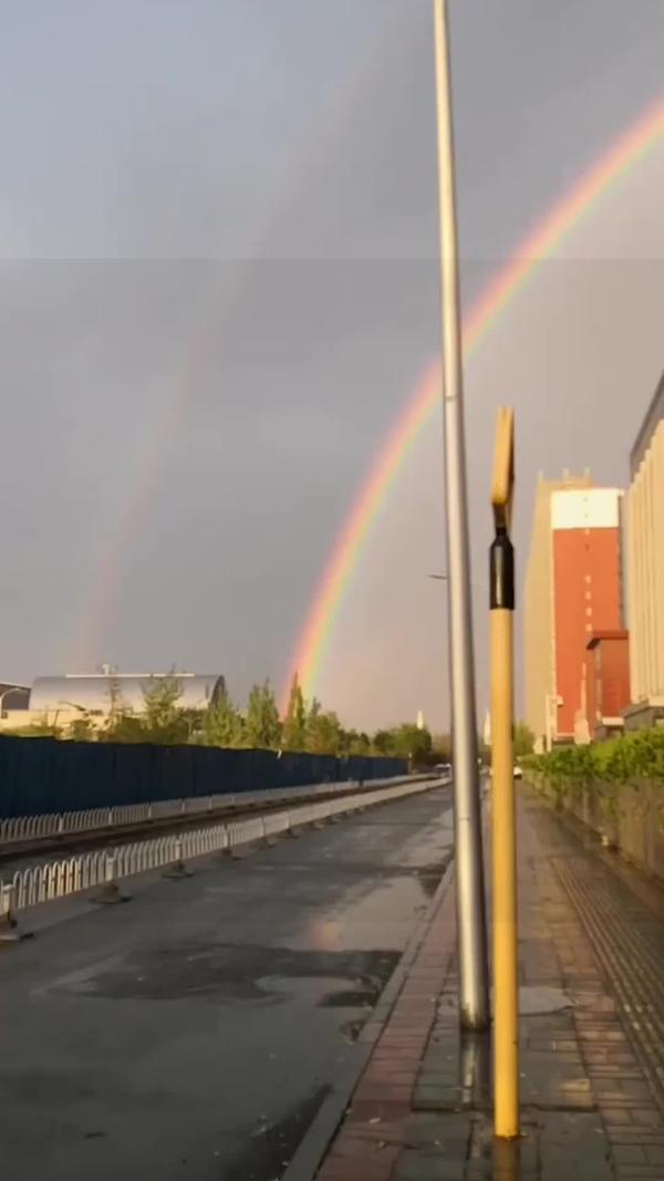 雨后北京上空出现彩虹！
