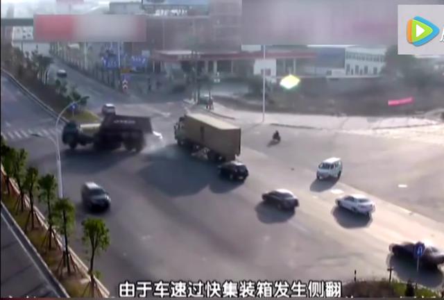 大货车侧翻压下来的一瞬间，奥迪司机做了这个动作逃过鬼门关