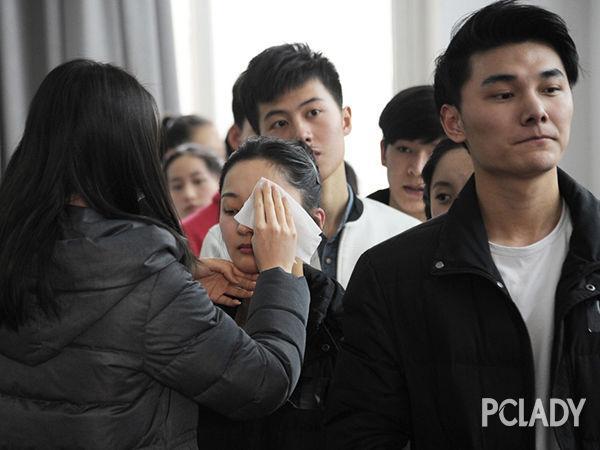 中戏复试考生卸妆 老师甚至是亲自下场帮学生卸妆！