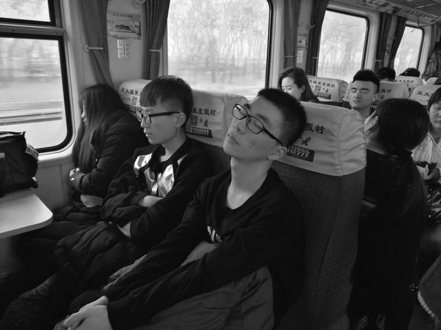 用镜头记录春节回乡之路，用视界描述绿皮火车上的故事