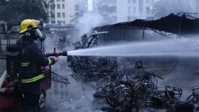 海口万福新村一电动车棚凌晨起火 250辆电动车被烧毁