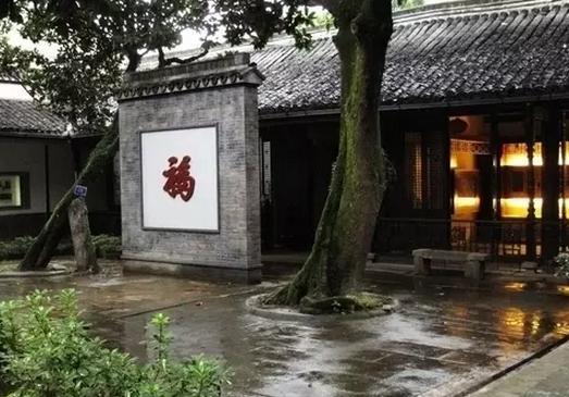住宅附近风水_房子夹在中间好吗