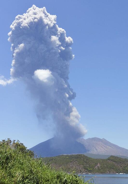 日本樱岛火山时隔9个月喷发 喷烟高达3200米(组图)