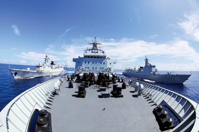 海军远航访问编队在西太平洋海域进行首次补给