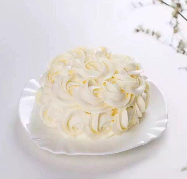 奶油怎么铺上蛋糕(纸杯蛋糕上的奶油怎么保存定型)