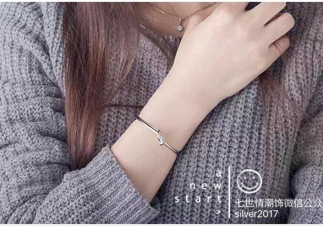 女的戴银手镯好处