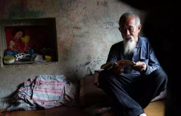 山西88岁老人痴迷《易经》45年，独居“风水宝地”，如今现状如何