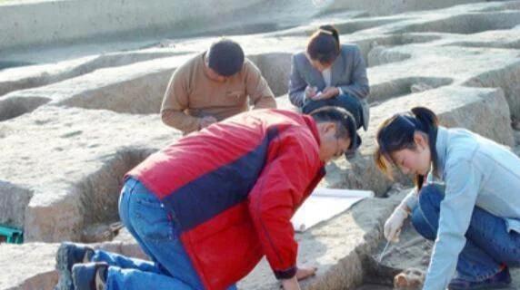 山西窑洞塌方，4000年古墓问世，出土200件文物，成十大考古发现