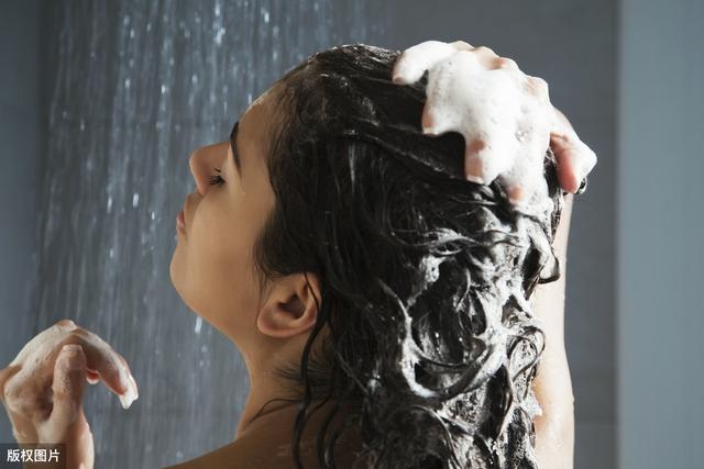 早上洗头与晚上洗头有什么不同？多久洗一次头发才会更好一些