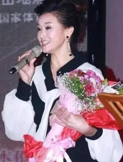 宋祖英近照曝光，当年的女神老了皱纹明显