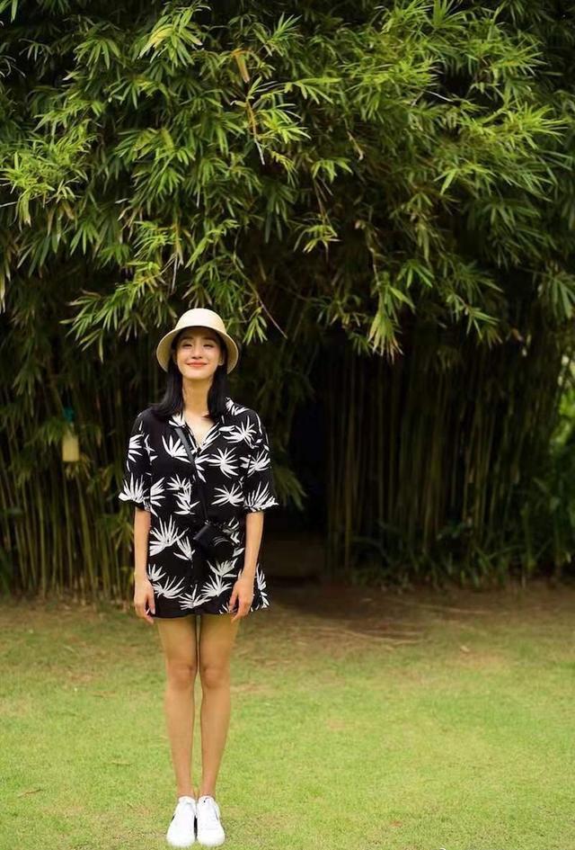 王智穿衬衫和格纹长裙，学生气满满看着挺嫩，打扮真有"秋雅"样