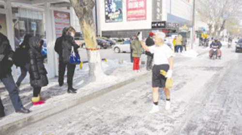 滨州：气温骤降 寒冷街头 “单衣老人”坚持跑步