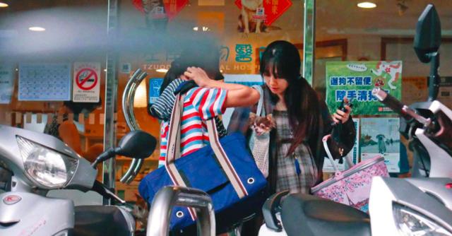 郭碧婷与友人素颜出街，小腹隆起实锤怀孕，嫁