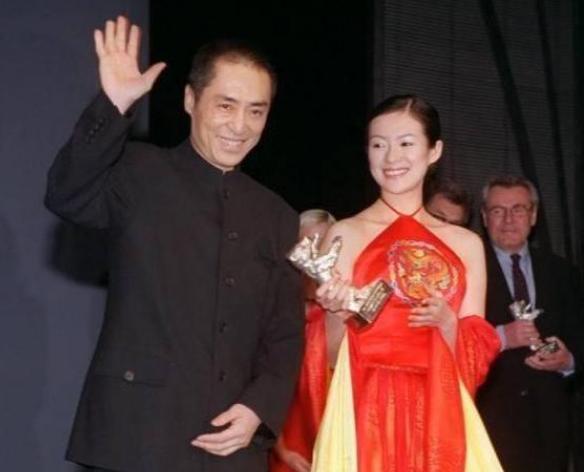 20年前，章子怡穿“肚兜”跟张艺谋上台领奖，下台后遭张艺谋怒斥