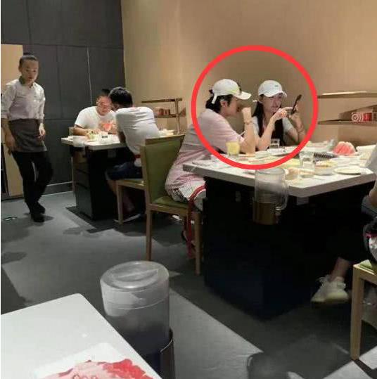 蒋依依请帅气男同学吃火锅，看清小哥哥的颜值