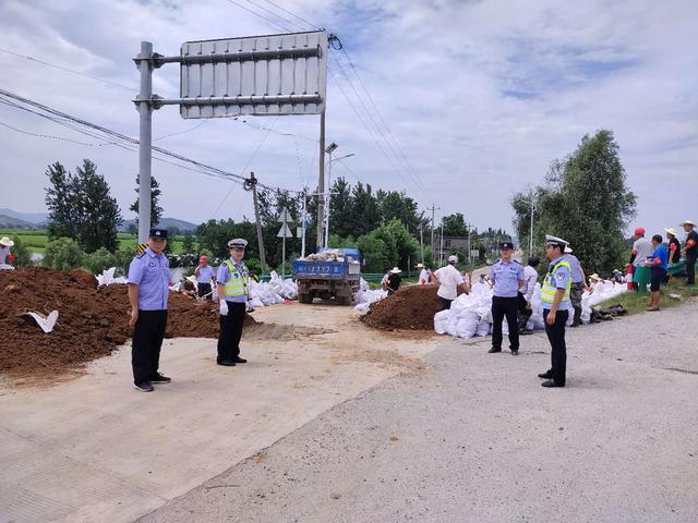安徽望江交警全力以赴保障防汛抢险道路畅通
